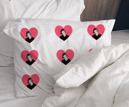 Leo Love Pillowcase Leonardo DiCaprio Pillow Case Funny Pilllowcase Personal Pillowcase Unique Gift Gag Gift Leo Hearts Pillowcase